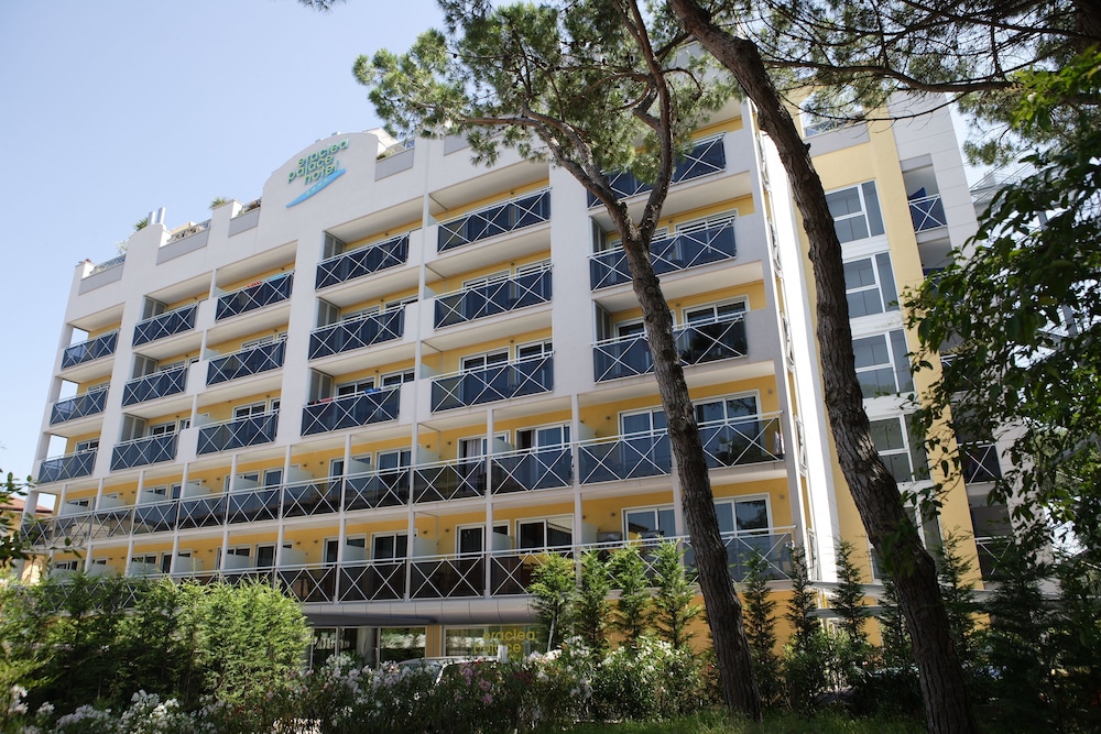 Eraclea Palace Hotel — Hotel building in Eraclea Mare, Veneto