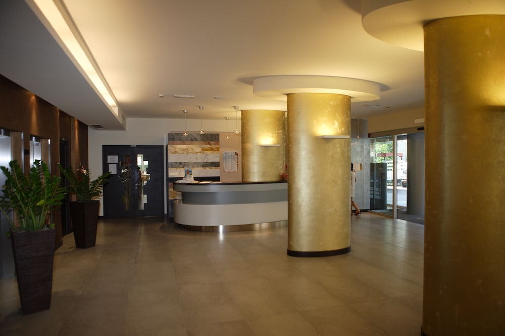 Eraclea Palace Hotel — Hotel building in Eraclea Mare, Veneto