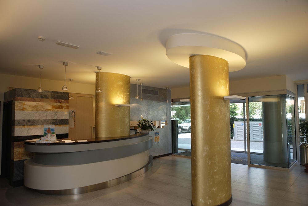 Eraclea Palace Hotel — Hotel building in Eraclea Mare, Veneto
