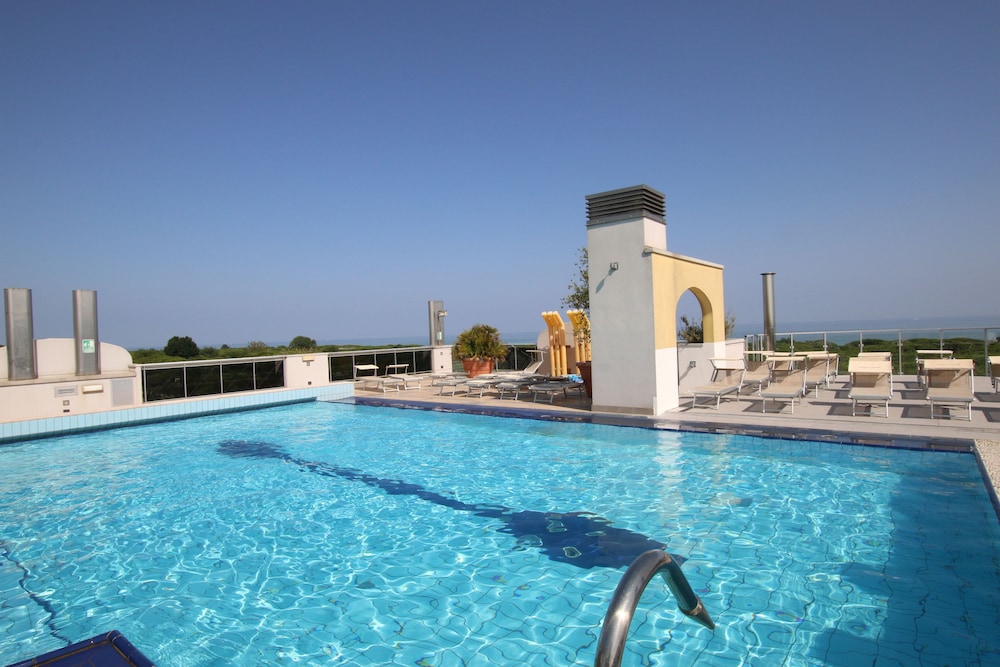 Eraclea Palace Hotel — Swimming pool in Eraclea Mare, Veneto