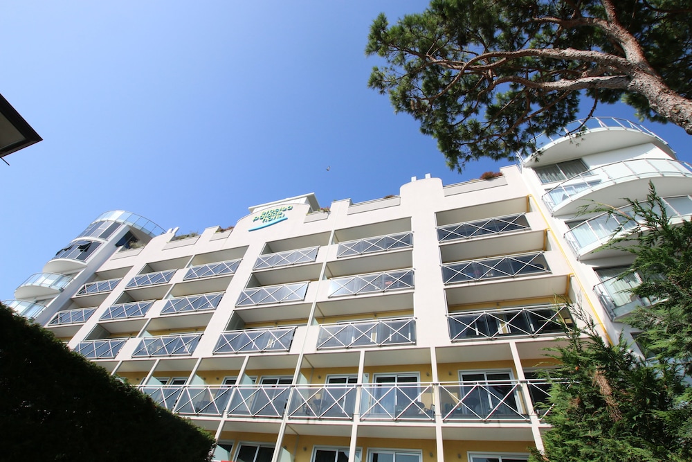 Eraclea Palace Hotel — Hotel building in Eraclea Mare, Veneto