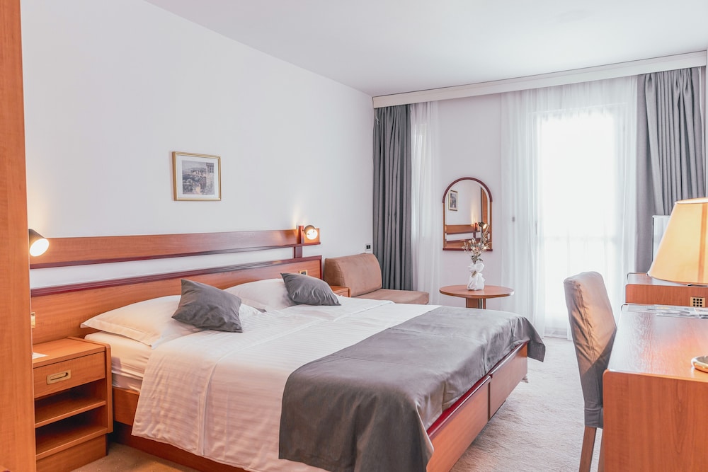 Hotel Horizont — Hotel rooms in Baška Voda, Split-Dalmatia