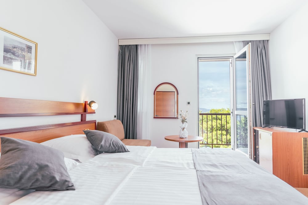 Hotel Horizont — Hotel rooms in Baška Voda, Split-Dalmatia