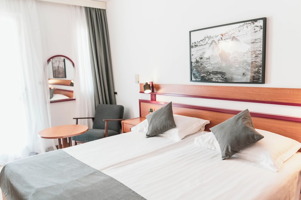 Hotel Horizont — Hotel rooms in Baška Voda, Split-Dalmatia