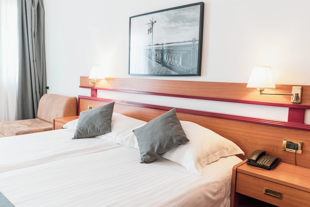 Hotel Horizont — Hotel rooms in Baška Voda, Split-Dalmatia