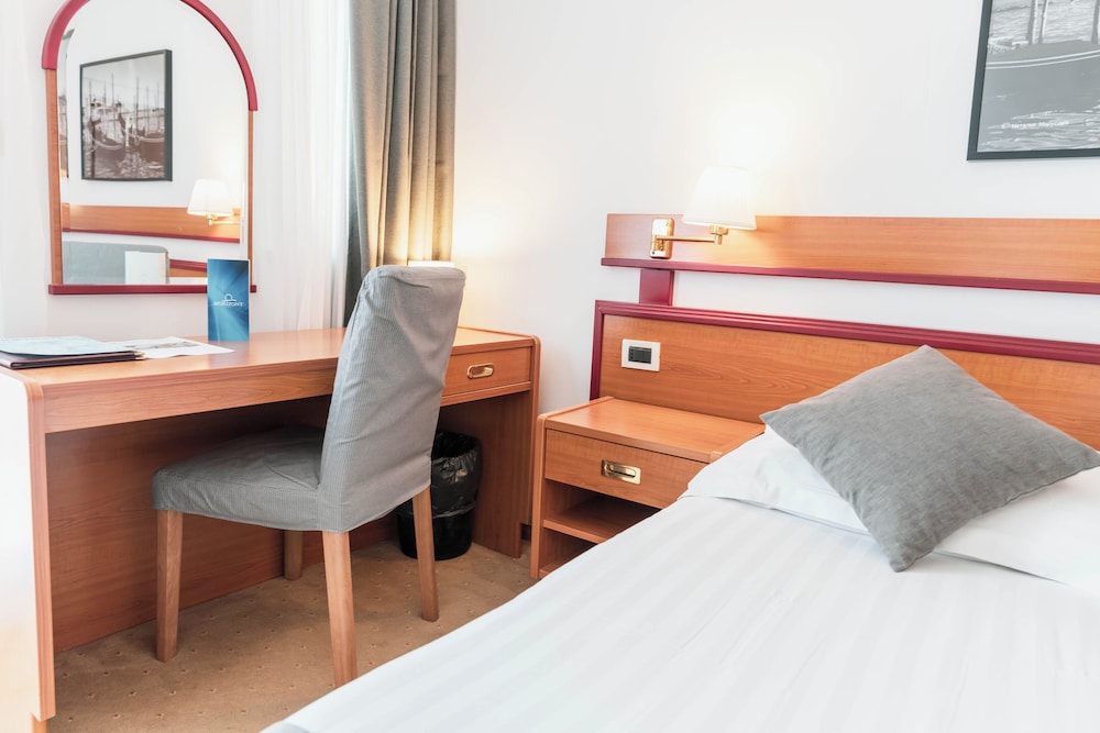 Hotel Horizont — Hotel rooms in Baška Voda, Split-Dalmatia