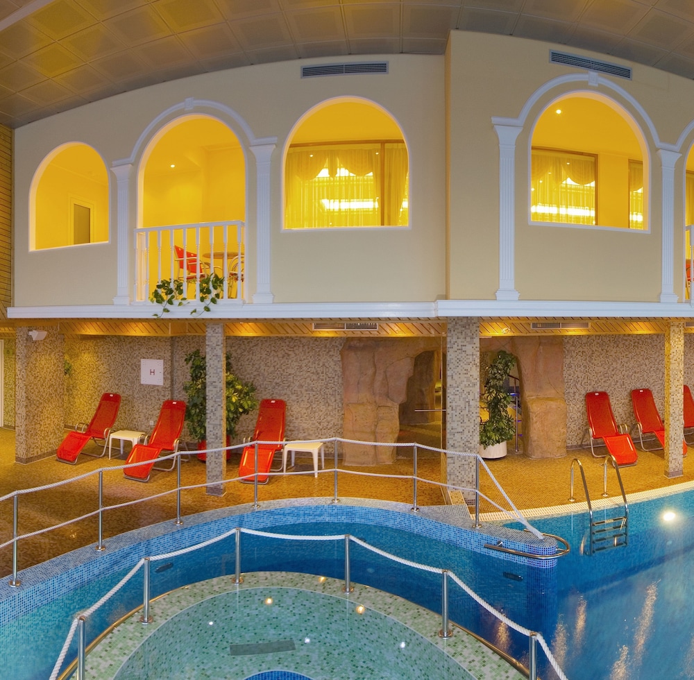 Hotel Horizont — Swimming pool in Baška Voda, Split-Dalmatia