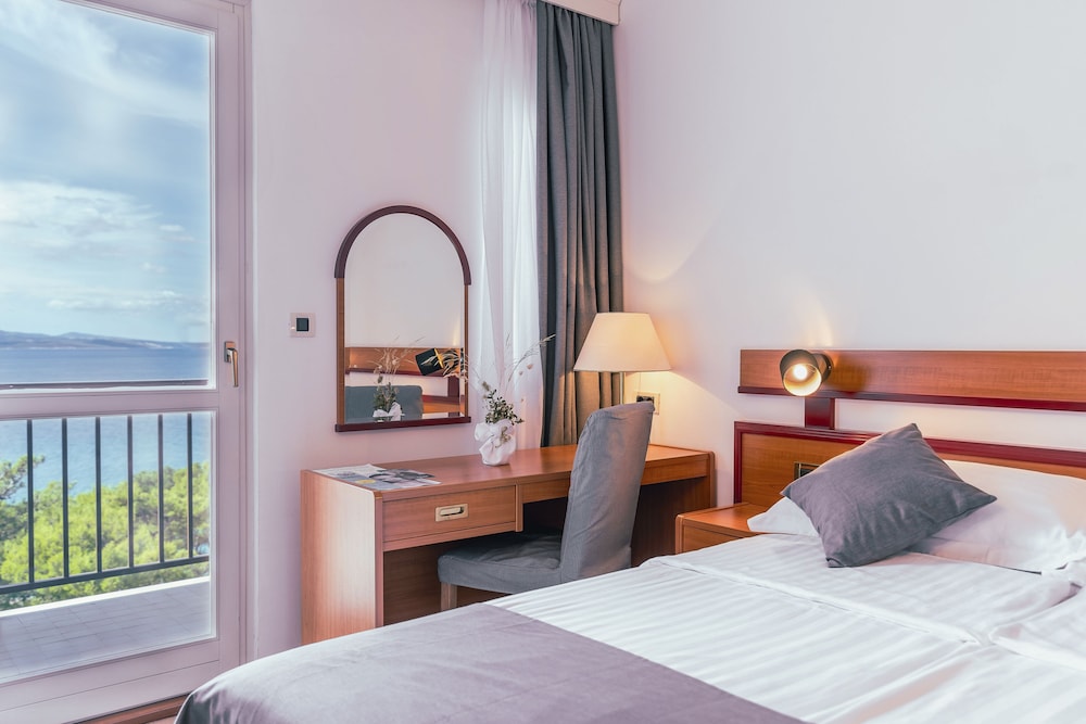 Hotel Horizont — Hotel rooms in Baška Voda, Split-Dalmatia