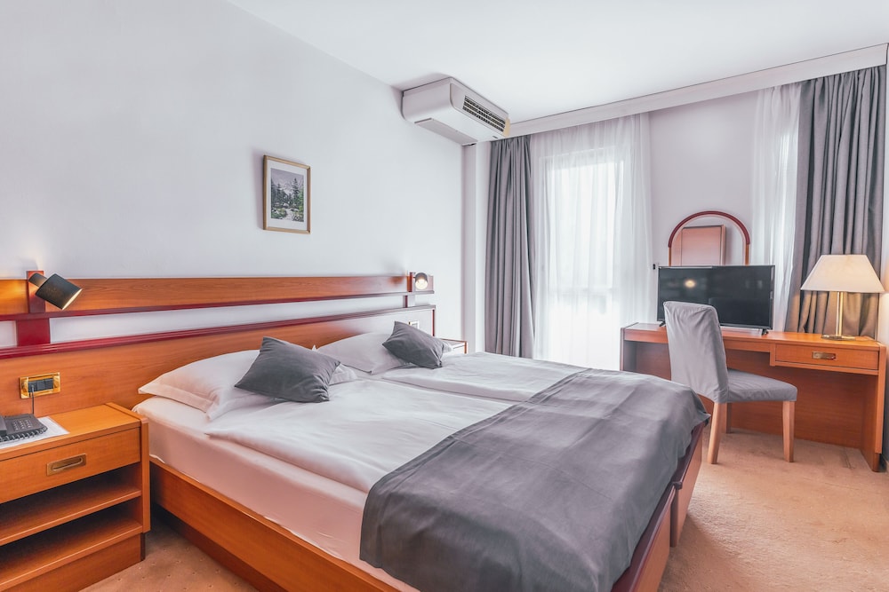 Hotel Horizont — Hotel rooms in Baška Voda, Split-Dalmatia