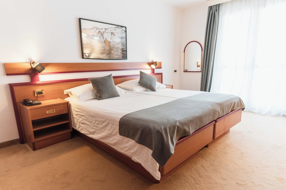 Hotel Horizont — Hotel rooms in Baška Voda, Split-Dalmatia