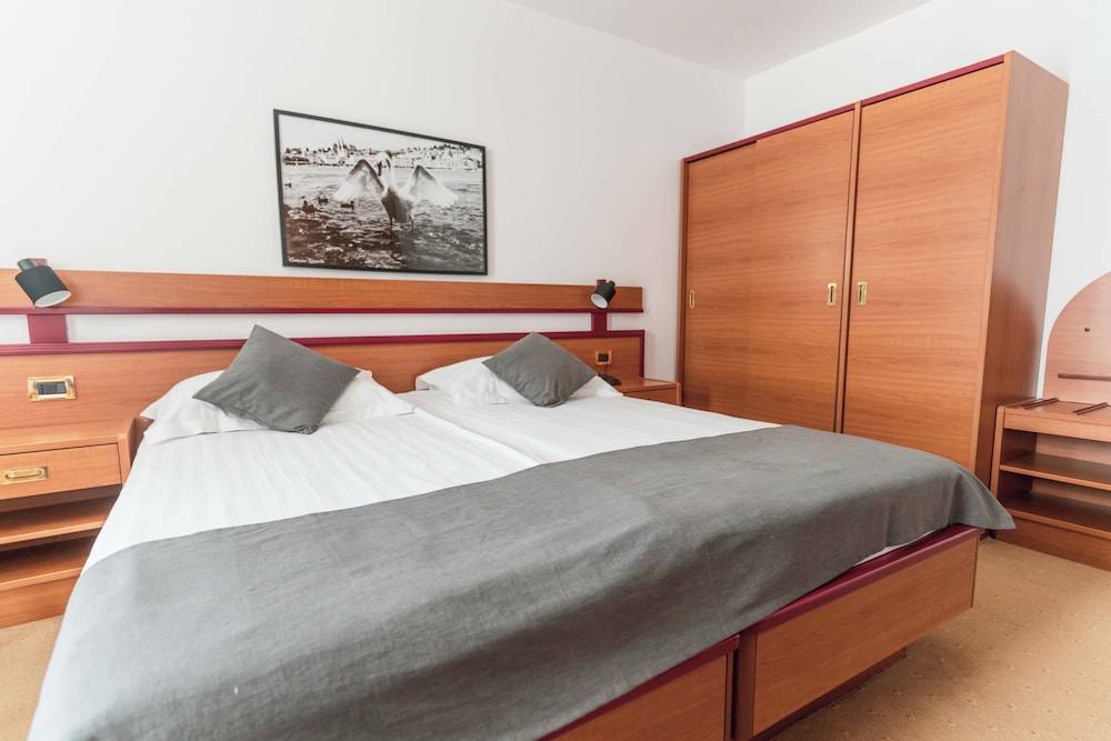Hotel Horizont — Hotel rooms in Baška Voda, Split-Dalmatia