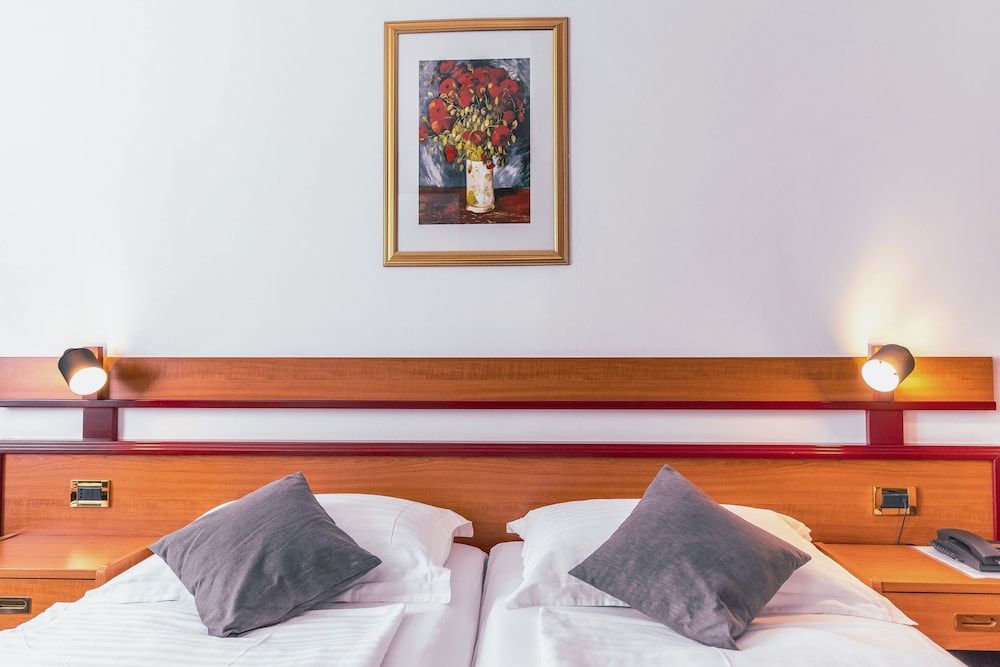 Hotel Horizont — Hotel rooms in Baška Voda, Split-Dalmatia