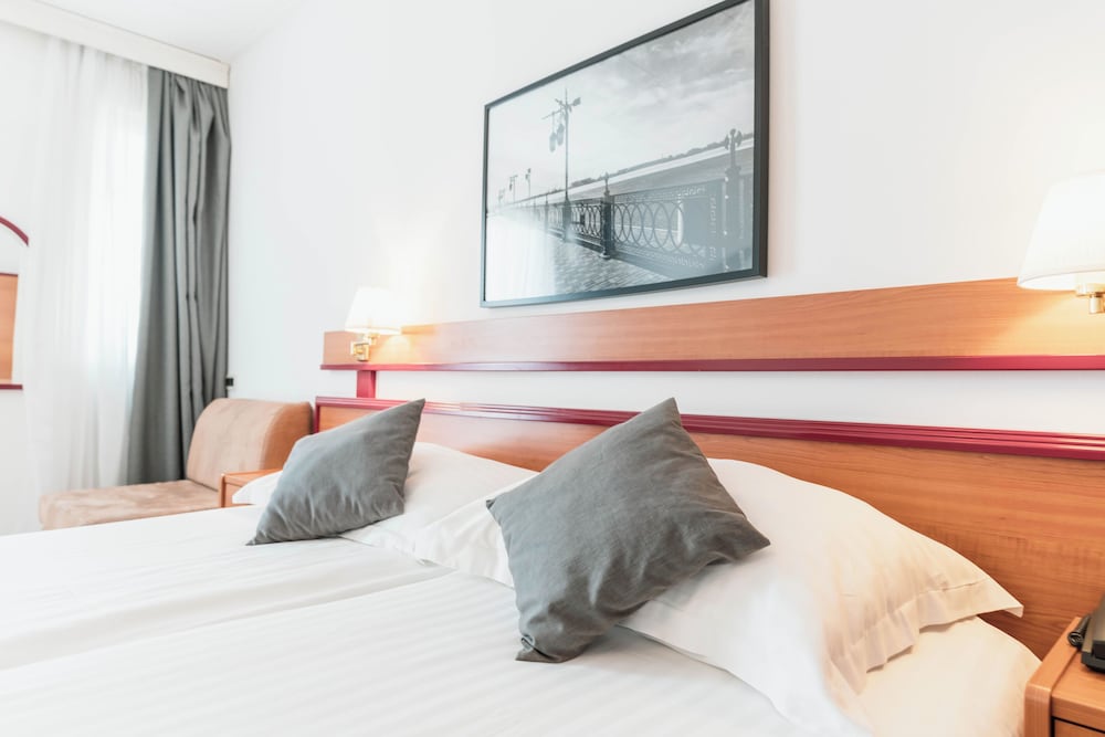 Hotel Horizont — Hotel rooms in Baška Voda, Split-Dalmatia