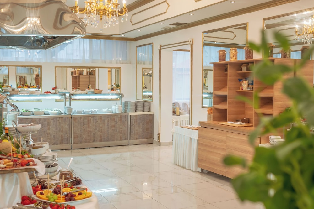 Hotel Horizont — Restaurant & bars in Baška Voda, Split-Dalmatia