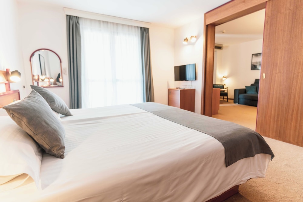 Hotel Horizont — Hotel rooms in Baška Voda, Split-Dalmatia