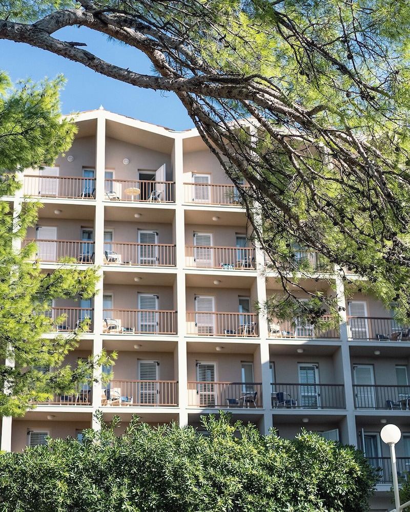 Hotel Horizont — Hotel building in Baška Voda, Split-Dalmatia