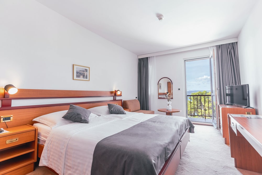 Hotel Horizont — Hotel rooms in Baška Voda, Split-Dalmatia