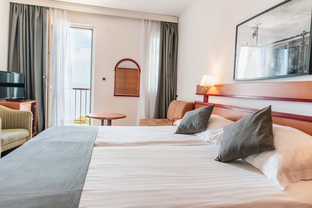 Hotel Horizont — Hotel rooms in Baška Voda, Split-Dalmatia