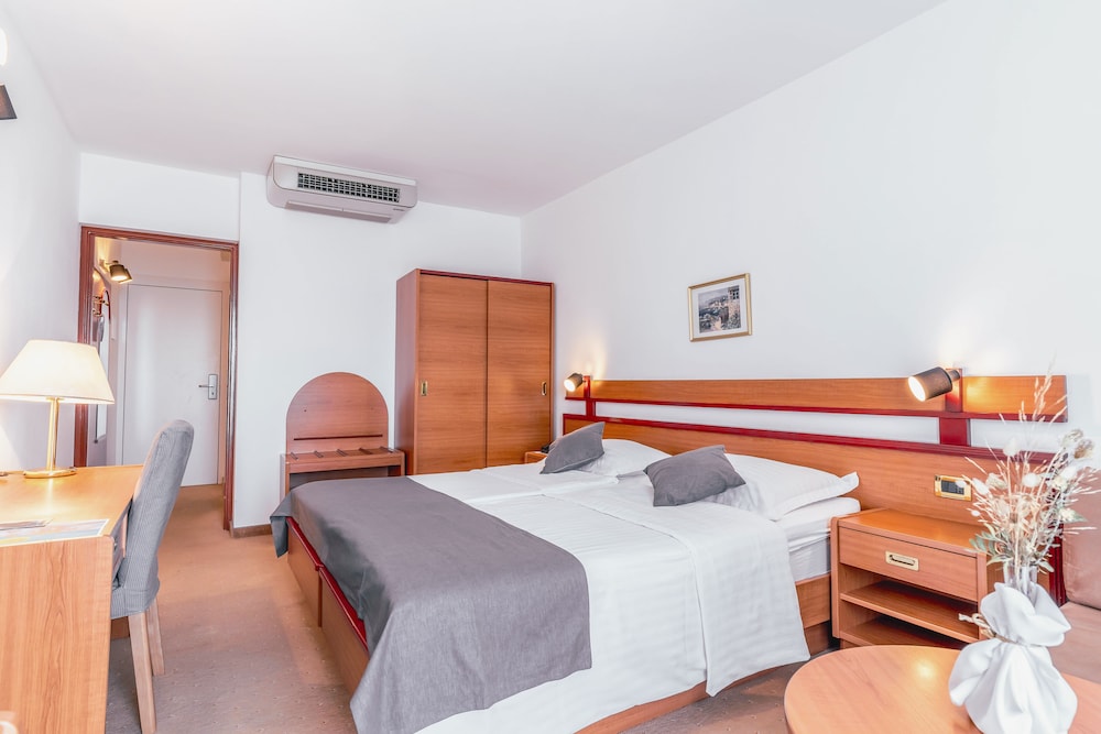 Hotel Horizont — Hotel rooms in Baška Voda, Split-Dalmatia