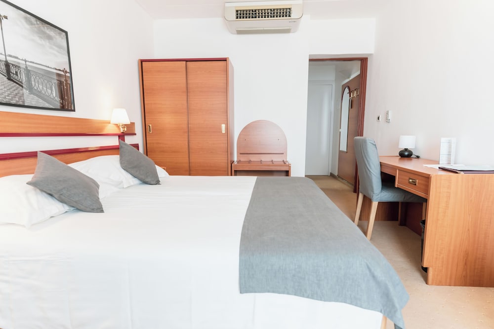 Hotel Horizont — Hotel rooms in Baška Voda, Split-Dalmatia