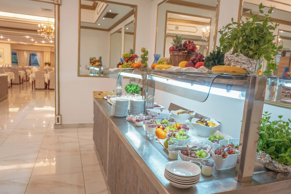 Hotel Horizont — Restaurant & bars in Baška Voda, Split-Dalmatia