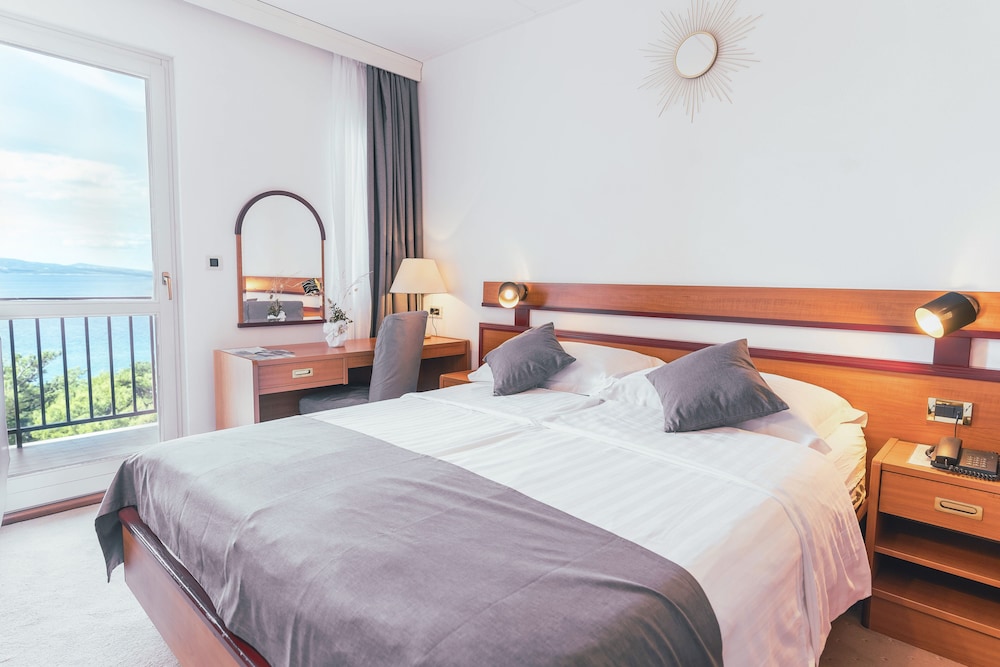 Hotel Horizont — Hotel rooms in Baška Voda, Split-Dalmatia
