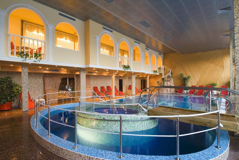 Hotel Horizont — Swimming pool in Baška Voda, Split-Dalmatia