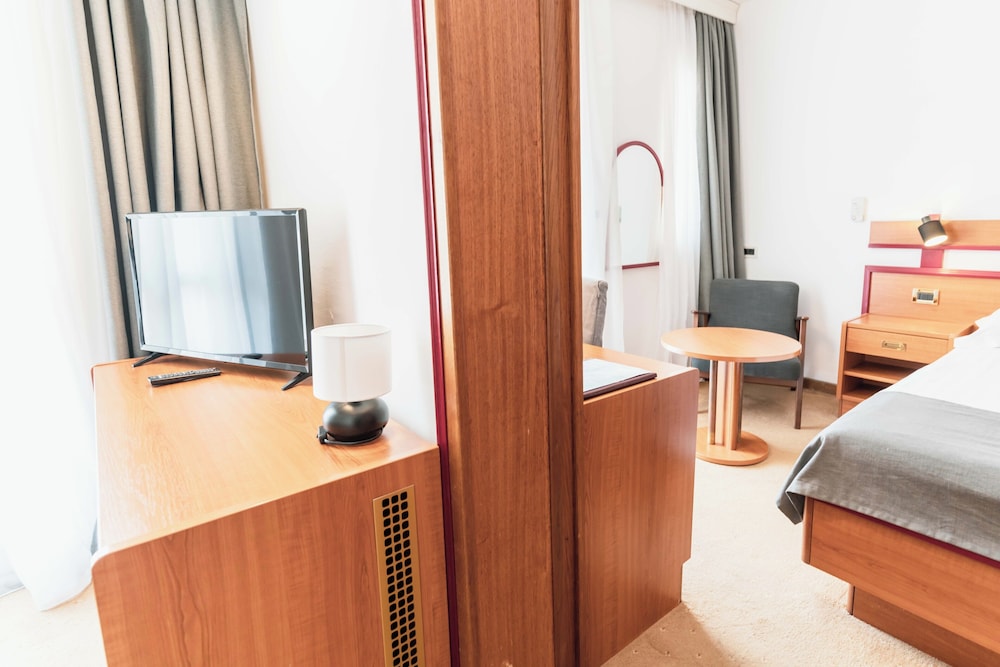 Hotel Horizont — Hotel rooms in Baška Voda, Split-Dalmatia