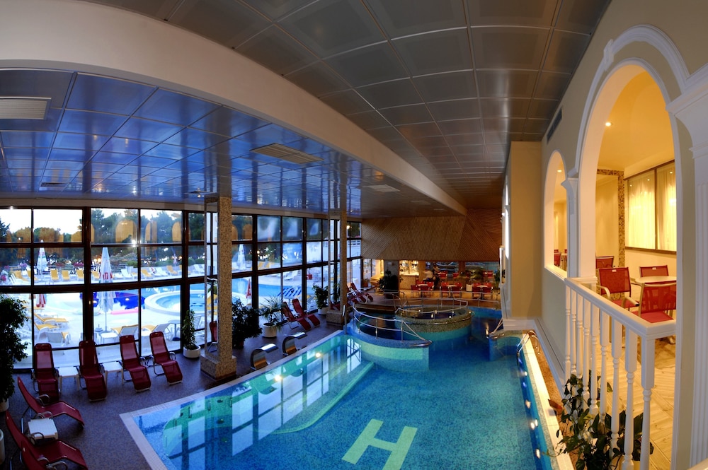 Hotel Horizont — Swimming pool in Baška Voda, Split-Dalmatia
