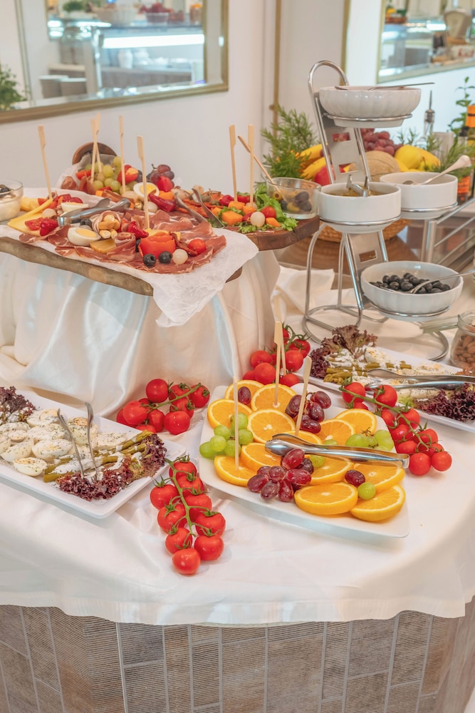 Hotel Horizont — Restaurant & bars in Baška Voda, Split-Dalmatia