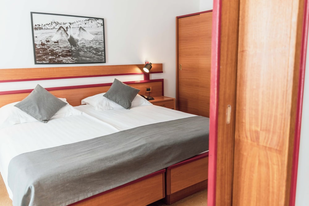 Hotel Horizont — Hotel rooms in Baška Voda, Split-Dalmatia