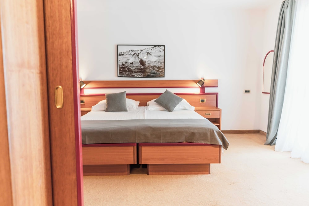 Hotel Horizont — Hotel rooms in Baška Voda, Split-Dalmatia