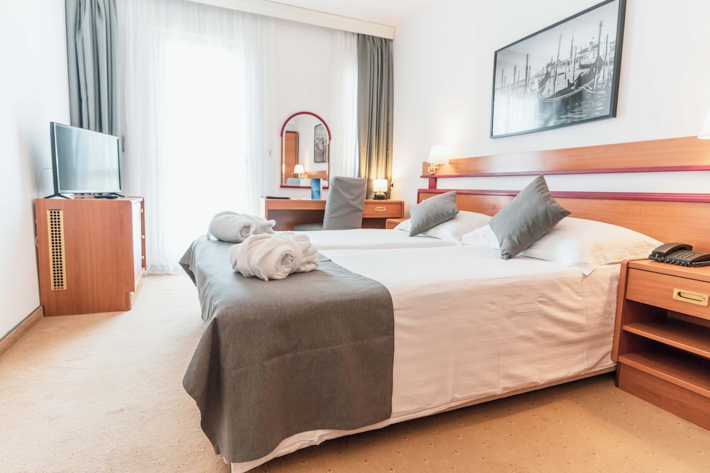 Hotel Horizont — Hotel rooms in Baška Voda, Split-Dalmatia