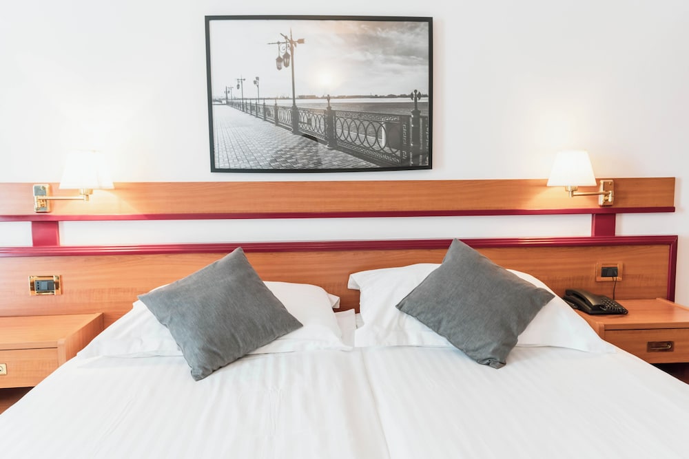 Hotel Horizont — Hotel rooms in Baška Voda, Split-Dalmatia