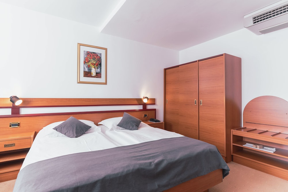 Hotel Horizont — Hotel rooms in Baška Voda, Split-Dalmatia