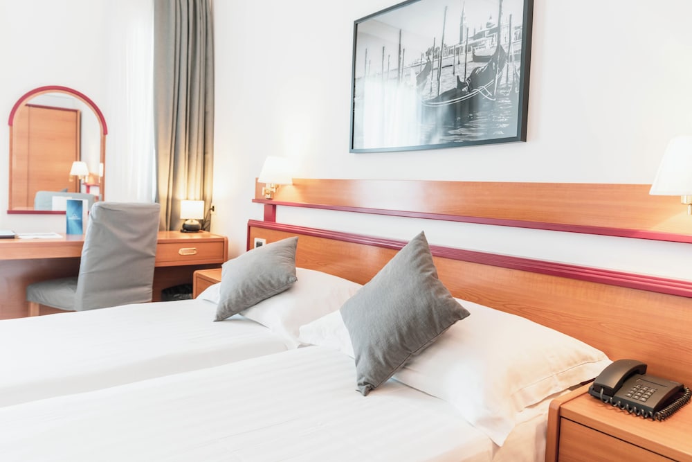Hotel Horizont — Hotel rooms in Baška Voda, Split-Dalmatia