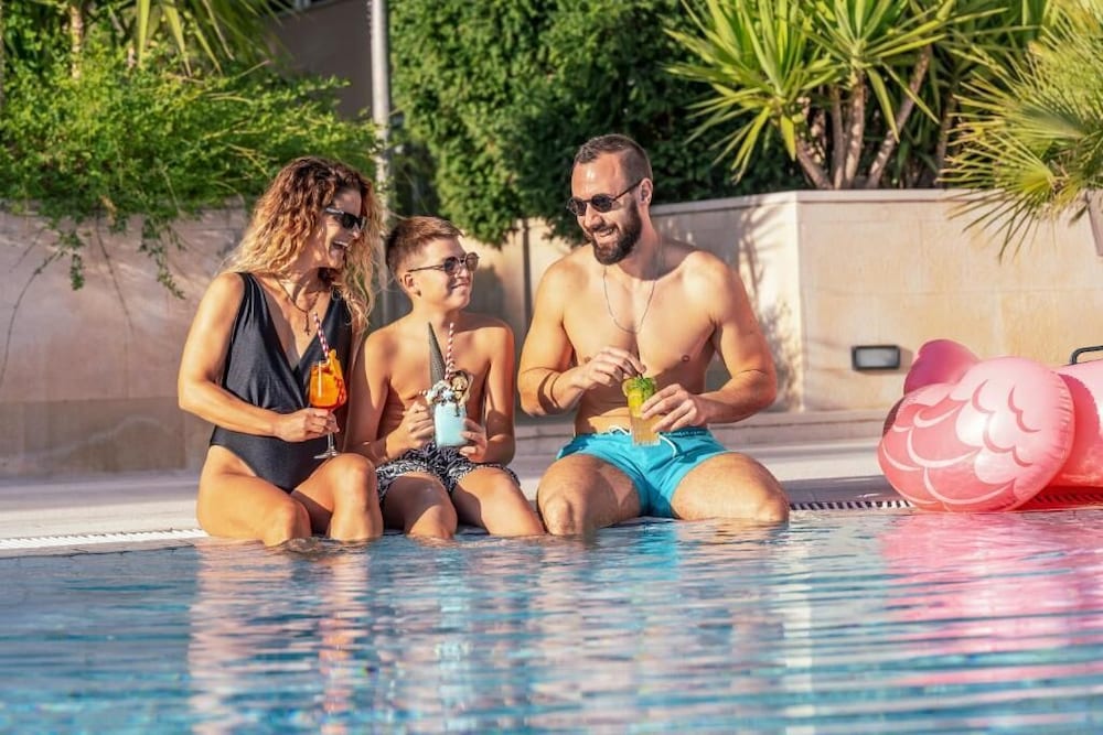 Hotel Horizont — Swimming pool in Baška Voda, Split-Dalmatia
