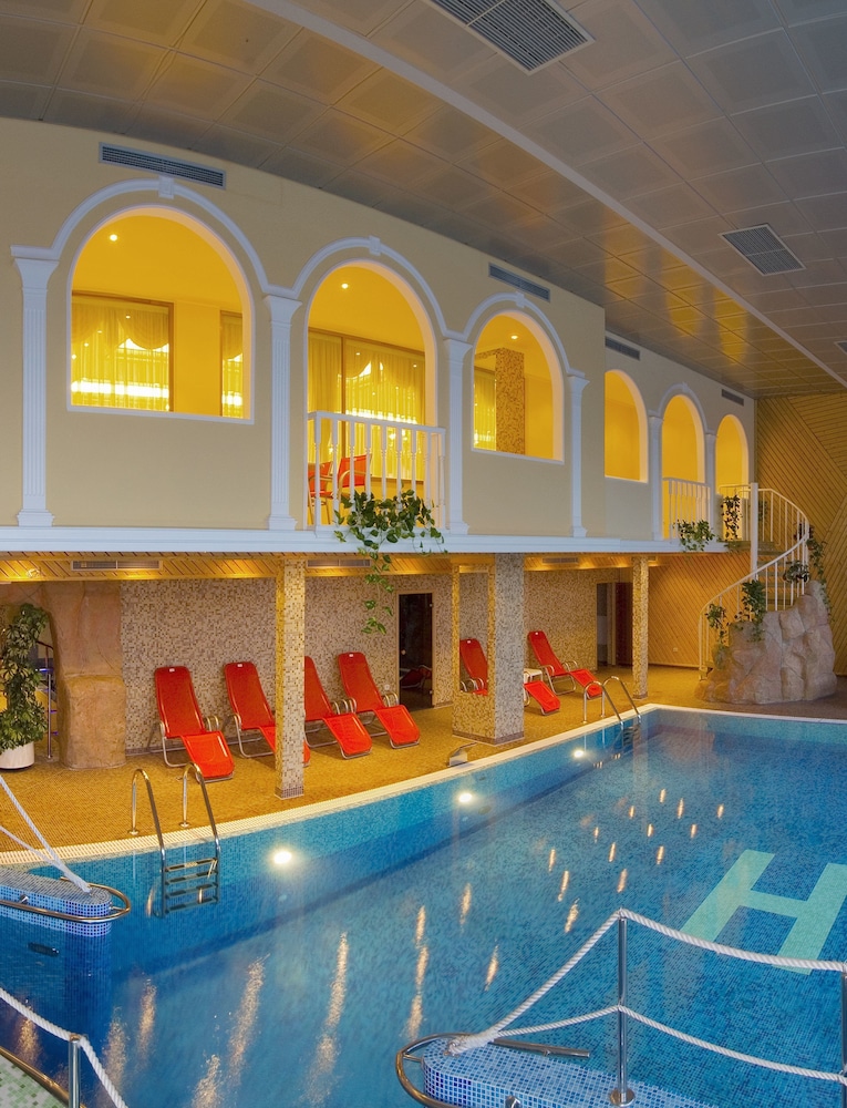 Hotel Horizont — Swimming pool in Baška Voda, Split-Dalmatia