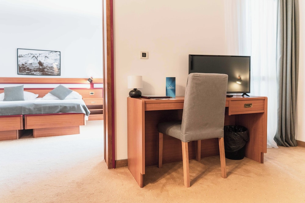 Hotel Horizont — Hotel rooms in Baška Voda, Split-Dalmatia