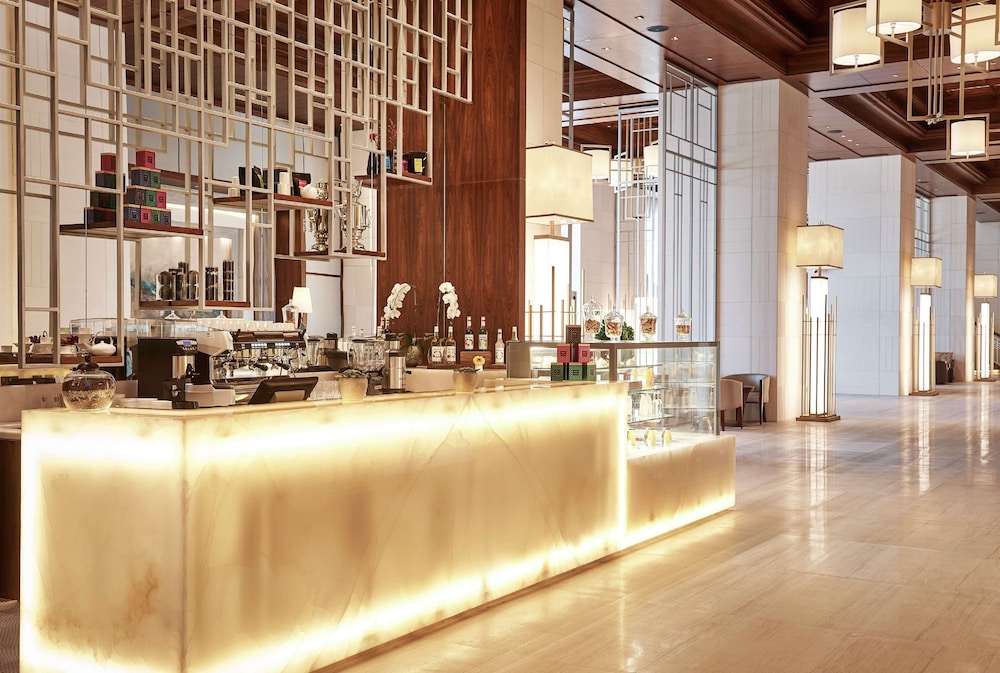 Hilton Dubai Al Habtoor City — Restaurant & bars in Dubai