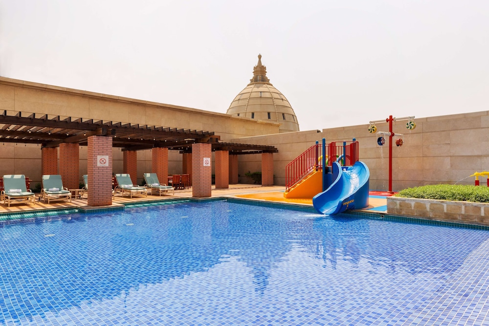 Hilton Dubai Al Habtoor City — Swimming pool in Dubai