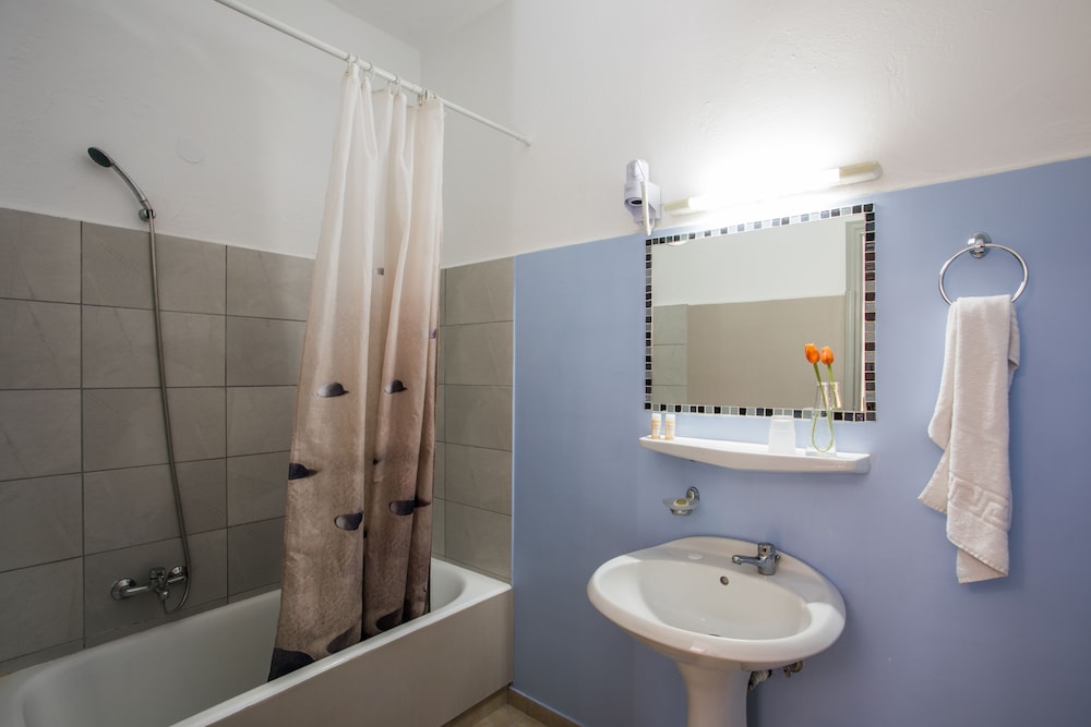 Silver Bay Hotel — Hotel rooms in Gouvia, Ionian Islands