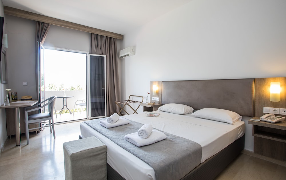 Silver Bay Hotel — Hotel rooms in Gouvia, Ionian Islands