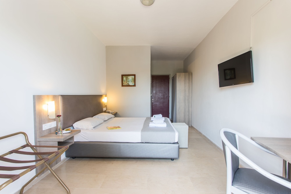 Silver Bay Hotel — Hotel rooms in Gouvia, Ionian Islands