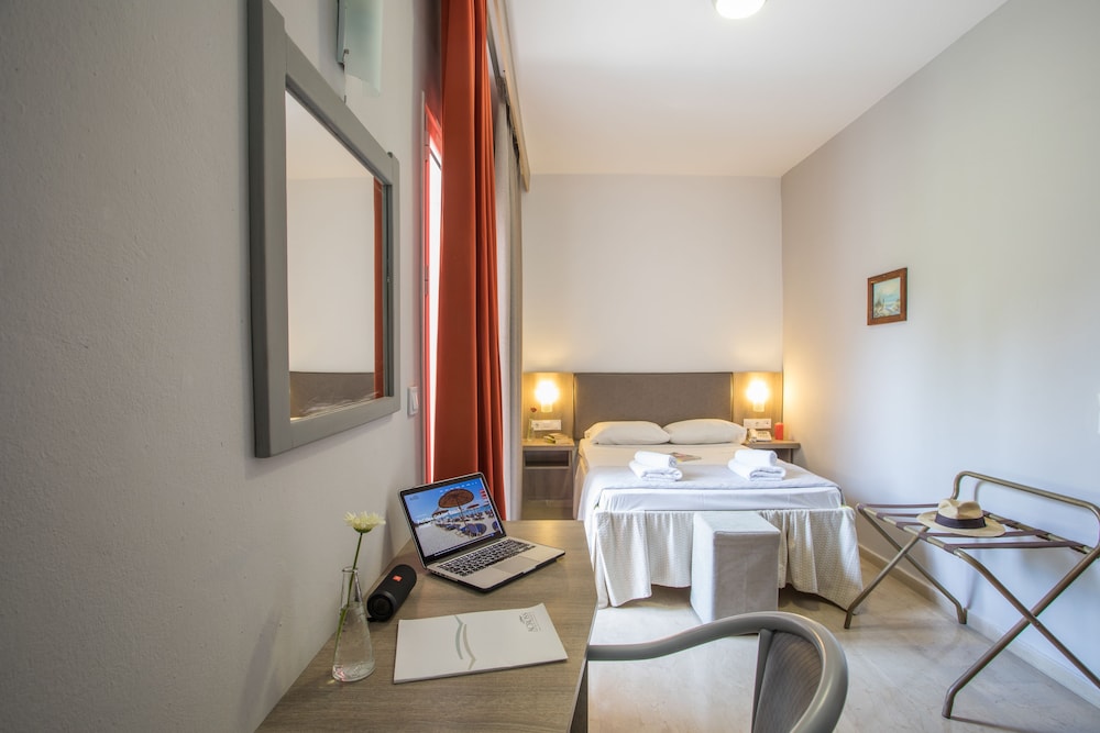 Silver Bay Hotel — Hotel rooms in Gouvia, Ionian Islands