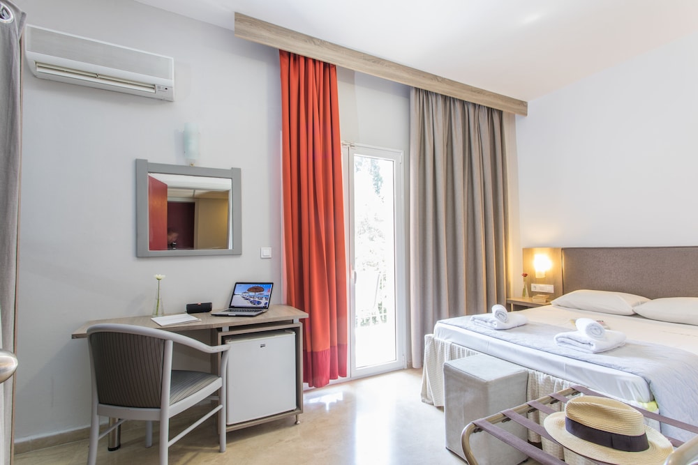 Silver Bay Hotel — Hotel rooms in Gouvia, Ionian Islands