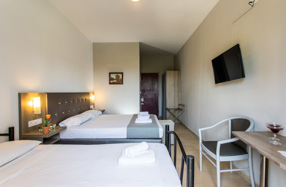 Silver Bay Hotel — Hotel rooms in Gouvia, Ionian Islands