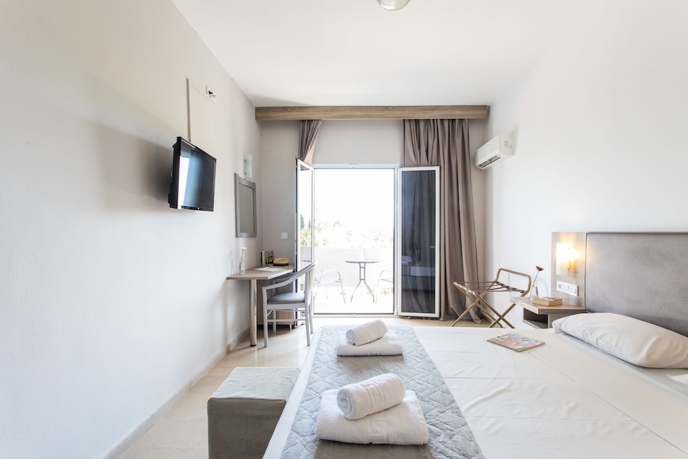 Silver Bay Hotel — Hotel rooms in Gouvia, Ionian Islands
