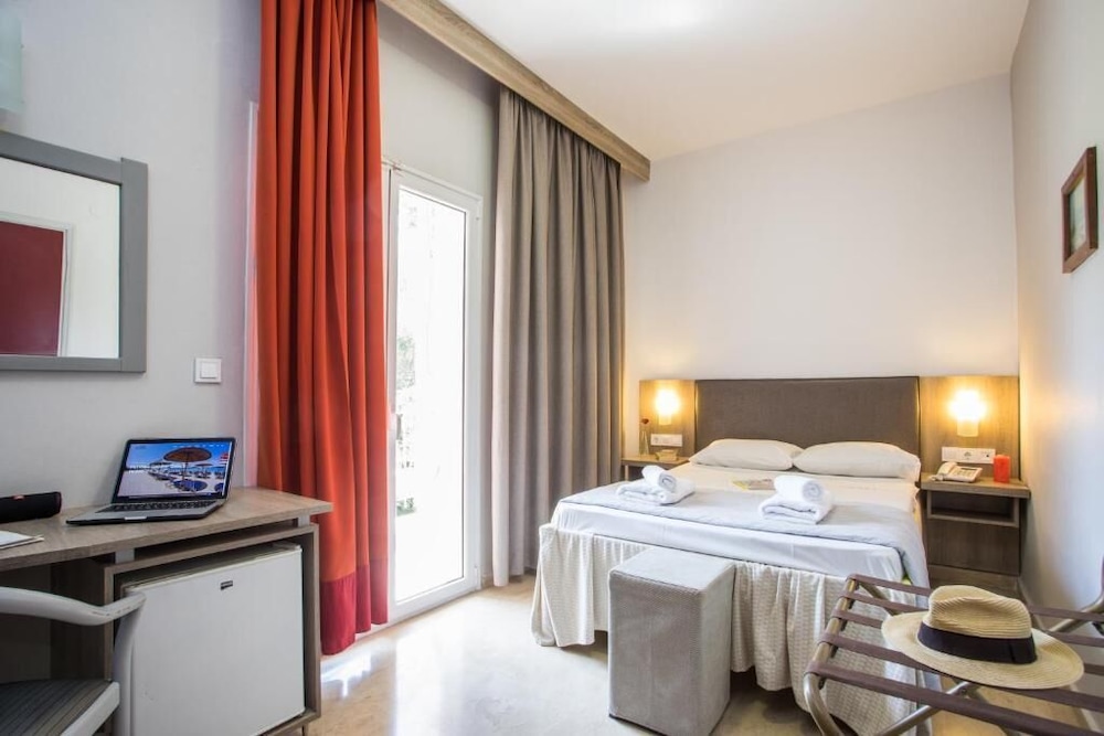 Silver Bay Hotel — Hotel rooms in Gouvia, Ionian Islands