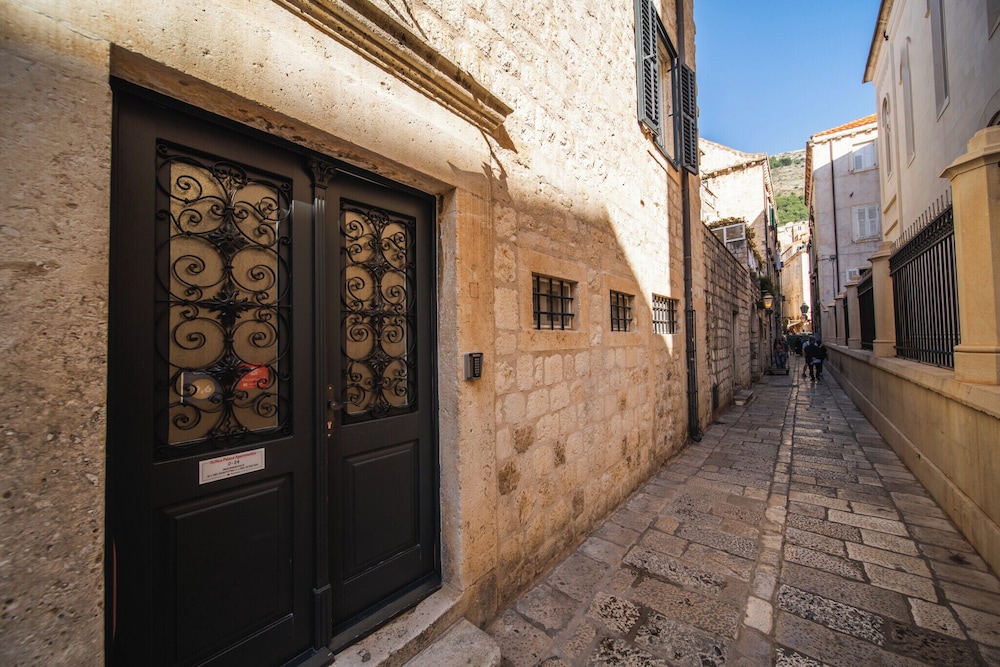 SUNce Palace Apartments with free offsite parking — Hotel building in Dubrovnik, Dubrovnik-Neretva